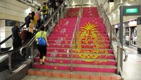 Selain interior kereta, prasarana stasiun juga diberi sentuhan khusus sehingga atmosfer Imlek bisa dirasakan oleh pengguna kereta, misalnya pada tangga pejalan kaki di stasiun Jalur Timur Laut di Stasiun MRT Outram Park.