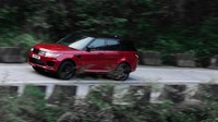 Tantangan ini dimulai dari jalan raya Pegunungan Tianmen yang legendaris sejauh 11,3 km.  Foto: Land Rover