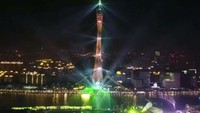 Tak hanya tower tersebut, gedung dan jembatan di sekitar juga ikut andil dalam memeriahkan perayaan tersebut. (Istimewa/Screenshot South China Morning Post).