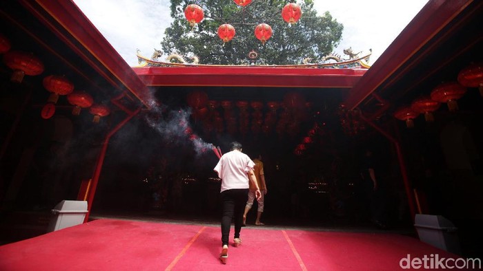 Warga Tionghoa melakukan sembahyang menyambut Imlek 2569 di Vihara Dhanagun, Bogor, Jawa Barat, Jumat (16/2/2018). Sembahyang tersebut dilakukan menyambut Tahun Baru Imlek 2565 dengan harapan agar di tahun Anjing Tanah mendapatkan limpahan rezeki yang lebih.
