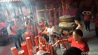Di dalam vihara tampak sebagian warga langsung menyalakan sejumlah batangan hio. Ada yang menyalakan hio yang dibawa sendiri, ada juga yang membeli langsung di vihara.