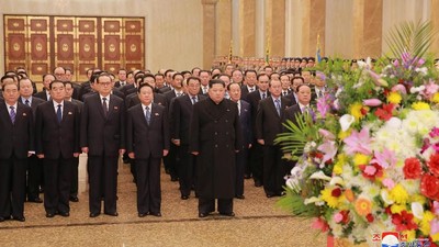Momen Peringatan Kelahiran Mendiang Ayah Kim Jong Un