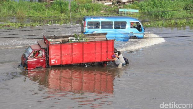 Jalan Raya Porong Sidoarjo Kembali Tenggelam