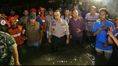 Aksi Anies Tinjau Lokasi Banjir di Cakung Jaktim