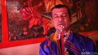 Seorang warga khusyuk berdoa.