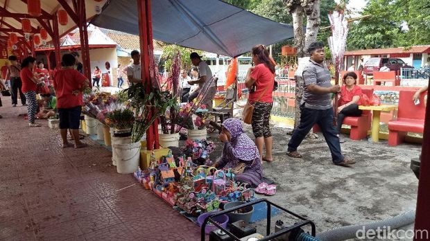 Ada yang menunggu di selasar vihara.