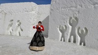 Seorang wanita memakai pakaian tradisi Korsel saat menyantap dumpling di Pyeongchang