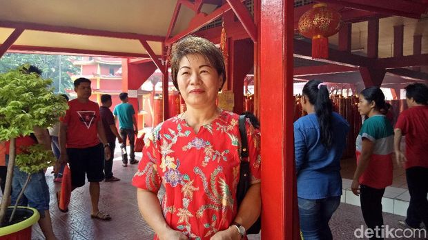 Tjung Lu Sian, salah satu pegunjung vihara.
