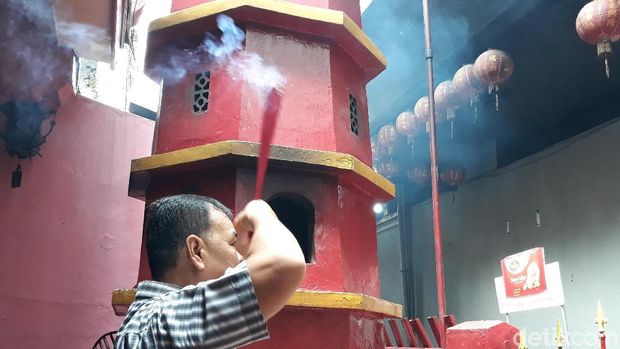 Umat Konghucu Berdatangan Kelenteng Sin Tek Bio