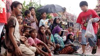 Mulai dari orang tua hingga anak-anak berharap diberi angpao oleh para pengunjung klenteng.