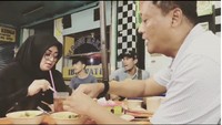 Makan soto sambil denger surat cinta untuk Starla.. tulis Krishna dalam captions videonya. Dalam video ini memperlihatnya serunya Krishna dan istri makan soto sambil nyanyi. Kompak banget! Foto: instagram @krishnamurti_91