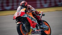Adapun juara bertahan MotoGP, Marc Marquez, menempati urutan ketiga sebagai pebalap tercepat di hari pertama tes Thailand. Pebalap Repsol Honda itu mencatat waktu 1 menit 30.912 detik (Foto: Twitter @MotoGP)