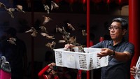 Seorang warga keturunan Tionghoa melakukan pelepasan burung di Vihara Dharma Bhakti Petak Sembilan, Jakarta, Jumat (16/2)