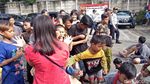 Foto: Berbagi Angpao Saat Imlek di Vihara Bahtera Bhakti Ancol