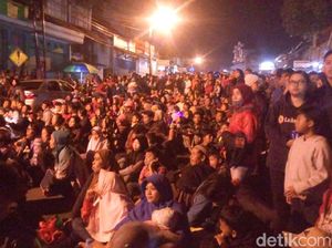 Pesta Kembang Api Akhiri Perayaan Imlek di Kelenteng Hok Tik Bio