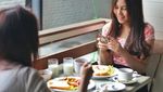 Lihat Cantiknya Pose Vanesha Milea Saat Sedang Menyeruput Teh dan Jus