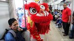 Atraksi Barongsai Sambut Imlek di Stasiun Bogor