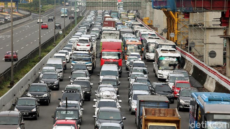 Libur Long Weekend, Tol Jakarta-Cikampek Macet 26 Km Libur Long Weekend, Tol Jakarta-Cikampek Macet 26 Km