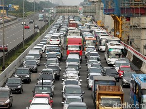 Libur Long Weekend, Tol Jakarta-Cikampek Macet 26 Km