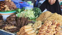 Ini makanan sarapan komplet di Pasar Beringharjo, Jogja. Gudeg dan pecel dengan aneka gorengan racikan Ibu Yamtini. Enak! Foto: Instagram vsamperuru