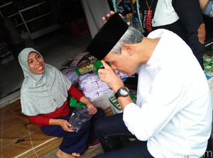 Sebelum Mengaji di Gus Mus, Ganjar Beli Peci di Pasar