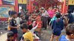 Foto: Berbagi Angpao Saat Imlek di Vihara Bahtera Bhakti Ancol