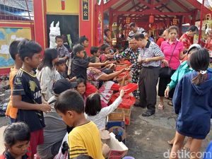 Senangnya Ratih Selalu Dapat Angpao di Vihara Bahtera Bhakti Ancol