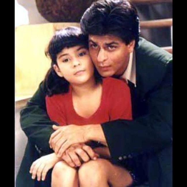 Sana Saeed beradu akting dengan raja Bollywood, Shahrukh Khan pada film Kuch Kuch Hota Hai. Sana berperan sebagai Anjali kecil, buah hati Rahul (Shahrukh Khan) dan Tina (Rani Mukherje) Foto: Instagram/sanaofficial