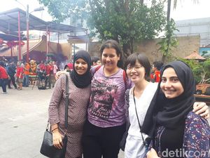 Turis Taiwan Kagum Tradisi Bagi Angpau Umat ke Kaum Papa