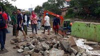 Anies mengatakan saat ini tim sedang memasang beronjong batu sebagai penopang tebing sungai agar tidak longsor. Anies menyebut, setelah fase penyelamatan tebing itu, barulah dilakukan pembangunan jalan.