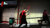 Seorang warga menyalakan hio sebelum sembahyang.