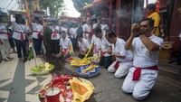 Sejumlah warga etnis Tionghoa menggelar doa-doa dalam ritual tolak bala menjelang Hari Raya Imlek 2569 di Vihara Dharmayana Kuta, Bali, Kamis (15/2)