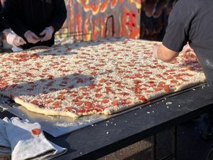 Ini Dia Pizza Layan Antar Ukuran Raksasa Terbesar di Dunia