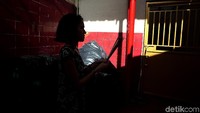 Warga Tionghoa menyiapkan hio sebelum sembahyang.