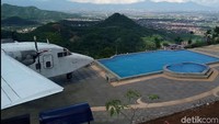 Unik, sebuah pesawat tak bermesin ini yang berada di obyek wisata Taman Love, Soreang, Kabupaten Bandung, Jawa Barat dapat digunakan sebagai tempat makan yang romantis. (Wisma Putra/detikTravel)
