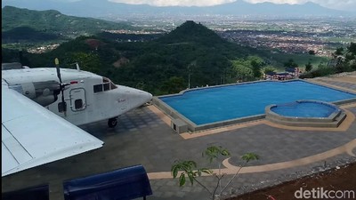 Foto: Taman Love & Pesawat Perintis yang Romantis di Bandung