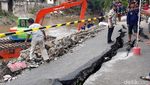 Foto: Jalan Retak yang Diminta Anies Diperbaiki Secara Natural