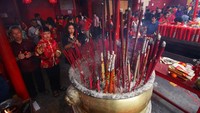 Warga keturunan Tionghoa bersembahyang di Vihara Dharma Bhakti Petak Sembilan, Jakarta, Jumat (16/2).