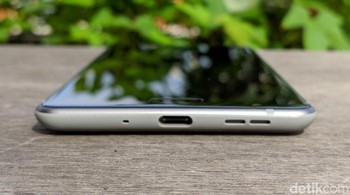 Bagian bawahnya terdapat port USB type C dan Speaker. Foto: Adi Fida Rahman/detikINET