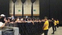 Secercah harapan sempat muncul ketika lagu Paramore diputar dari depan panggung. Foto: Veynindia Esaloni Pardede