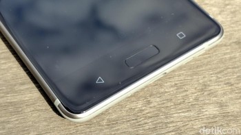 Bagian bawah layar terdapat tombol navigasi dan sensor sidik jari. Foto: Adi Fida Rahman/detikINET