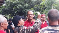 Anies pagi tadi mengunjungi Vihara Petak Sembilan. Dia kemudian membeli baju khas China tersebut dan memakainya saat ke Kampung Berlan.