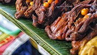 Burung puyuh berukuran kecil ini dimasak dengan bumbu bacem hingga rasanya meresap ke dalam. Dan di dalamnya juga ada telurnya. Mau coba? Harganya Rp 10.000-an. Buka dari pukul 9 pagi. Foto: Instagram jogjabikinlaper