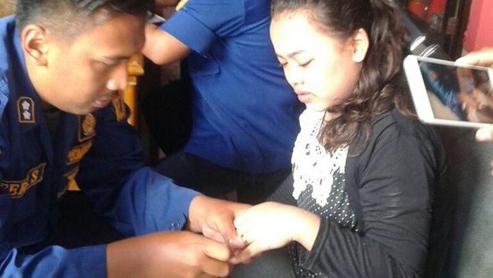 Warga Mengeluh Cincin Nyangkut, Damkar Bantu Melepas dengan Sabun