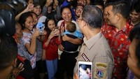 Anies pun mendatangi warga yang mengungsi akibat banjir. Pengungsi berada di kantor sekretariat RW 02 dan Masjid Al-Jihad Ilmi Cakung. Foto: dok. Instagram Anies Baswedan