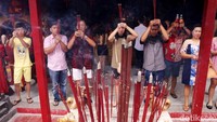 Warga berdatangan sejak pagi hari ke klenteng tertua di Kota Tangerang tersebut.