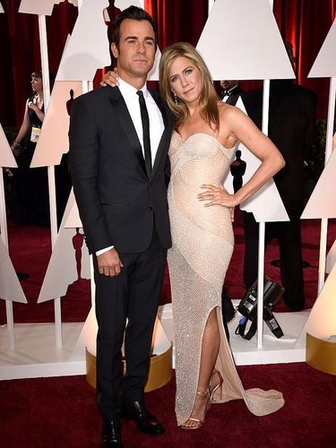 Kemesraan Jennifer Aniston dan Justin Theroux HOLLYWOOD, CA - FEBRUARY 26: Actors Jennifer Aniston (L) and Justin Theroux pose backstage during the 89th Annual Academy Awards at Hollywood & Highland Center on February 26, 2017 in Hollywood, California. (Photo by Christopher Polk/Getty Images)