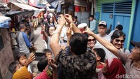 Warga Tionghoa bagi-bagi angpao usai bersembahyang di Klenteng Boen Tek Bio Tangerang, Jumat (16/2/2018).