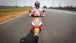 Marquez dan Pedrosa Cek Sirkuit Buriram Pakai Scoopy