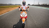 Begitu juga dengan Pedrosa. Dia menggunakan motor yang sama, livery yang sama, tapi dengan nomor balap khasnya, 26. Foto: Instagram MotoGP